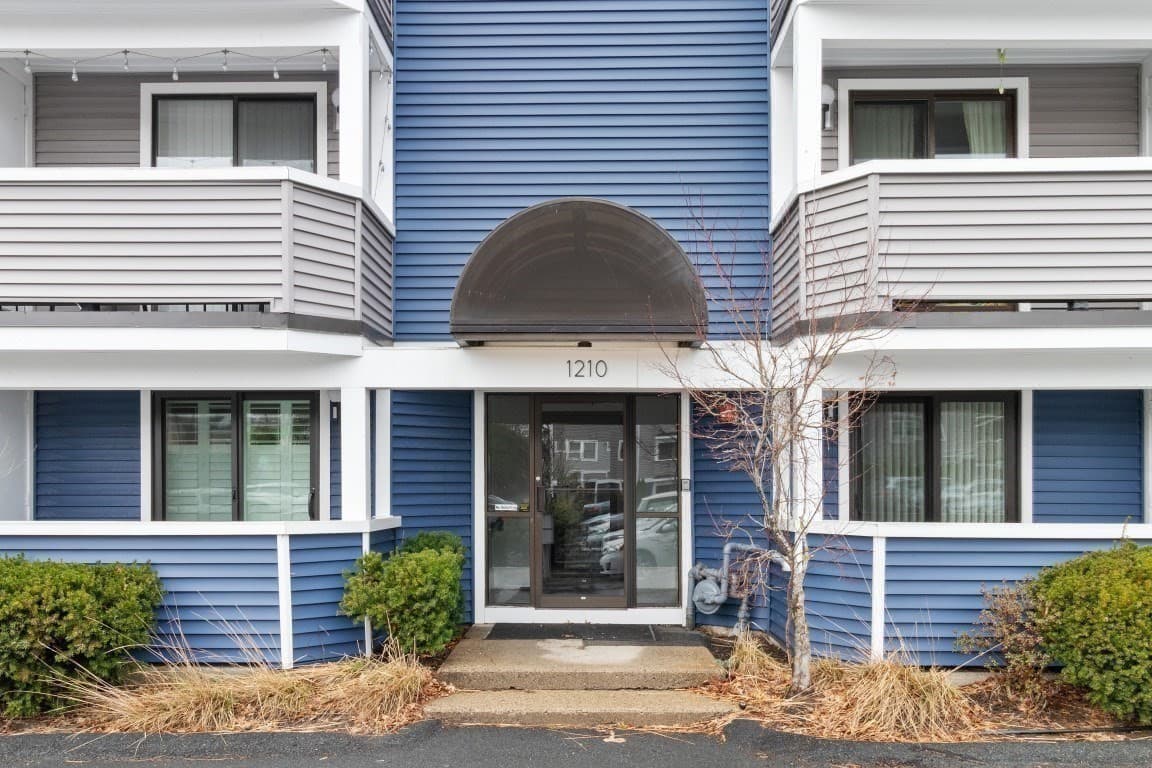 Condominium at 1210 Vfw Pkwy # 12, Boston MA 02132, Boston, photo 13 of 21