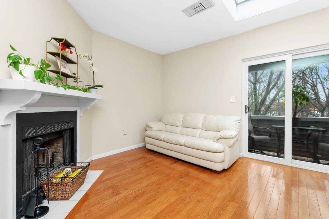 1210 Vfw Pkwy # 12, Boston MA 02132