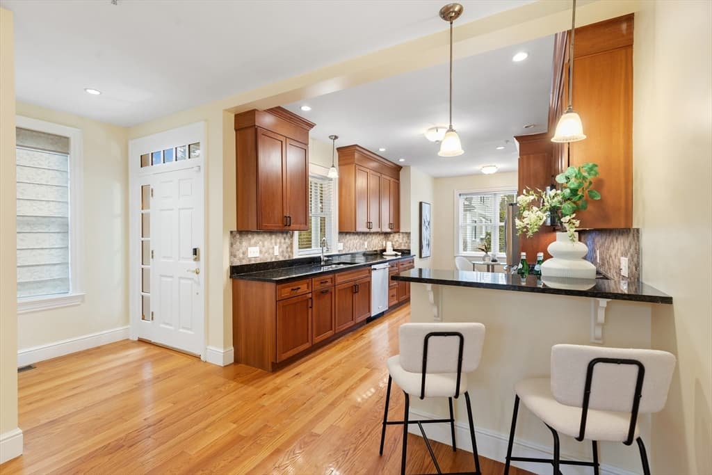 Condominium at 38 Courtyard Pl # 38, Lexington MA 02420, Lexington, photo 7 of 23