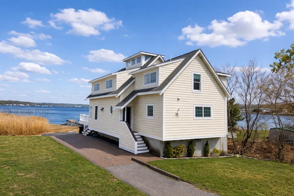 57 Summit Ave, Swansea MA 02777