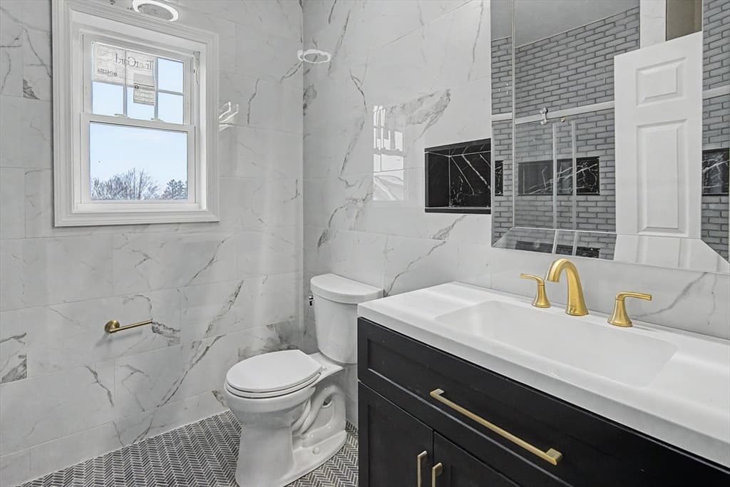 Single Family Residence at 310 King  St, Fall River MA 02724, photo 5 of 20