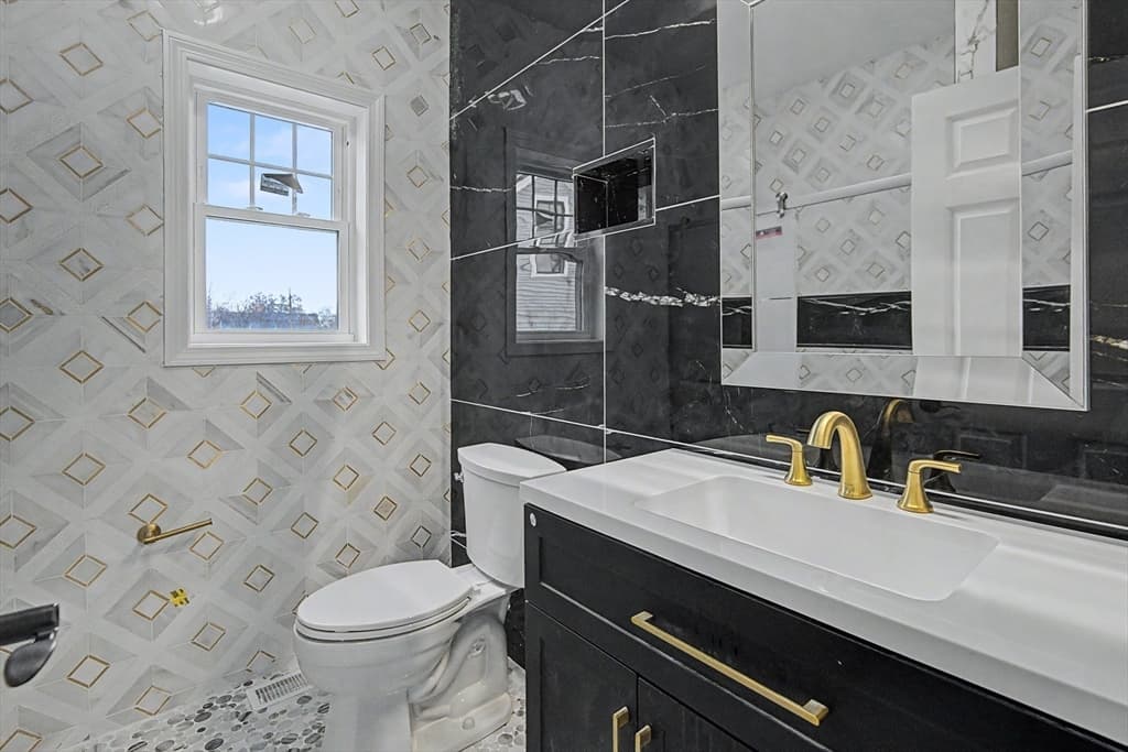 Single Family Residence at 310 King  St, Fall River MA 02724, photo 10 of 20