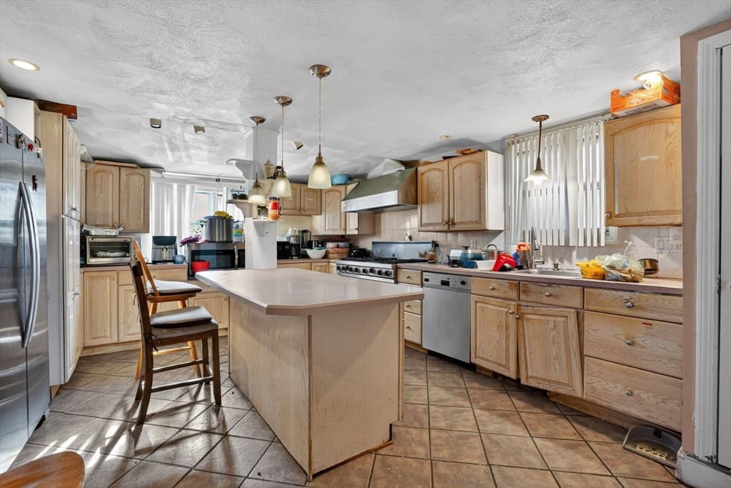 Single Family Residence at 20 Derne St, Everett MA 02149, Everett, photo 6 of 15