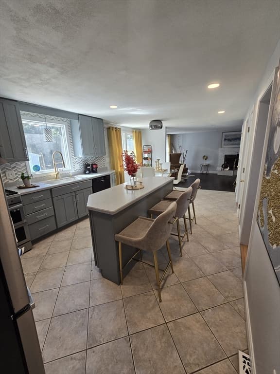 Single Family Residence at 20 Farm Pond Rd, Dracut MA 01826, photo 6 of 38