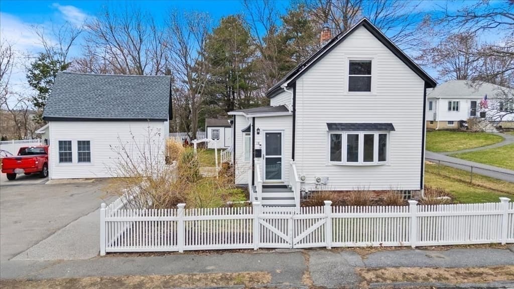 Single Family Residence at 18 Sherman Pl, Woburn MA 01801, Woburn, photo 5 of 40