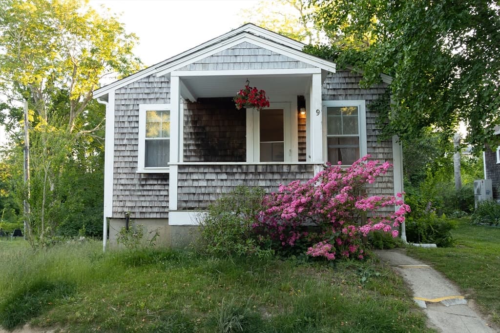 9 Cricket Ln, Falmouth MA 02543