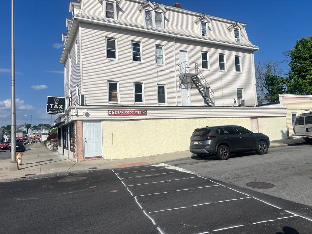 5-9 Family at 1552 South Main, Fall River MA 02724, photo 4 of 7