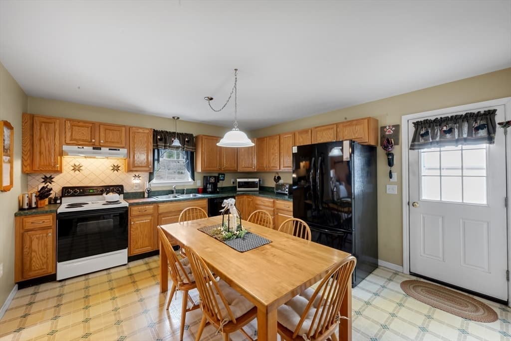 Single Family Residence at 31 Glen Echo Shore Rd, Charlton MA 01507, photo 7 of 36