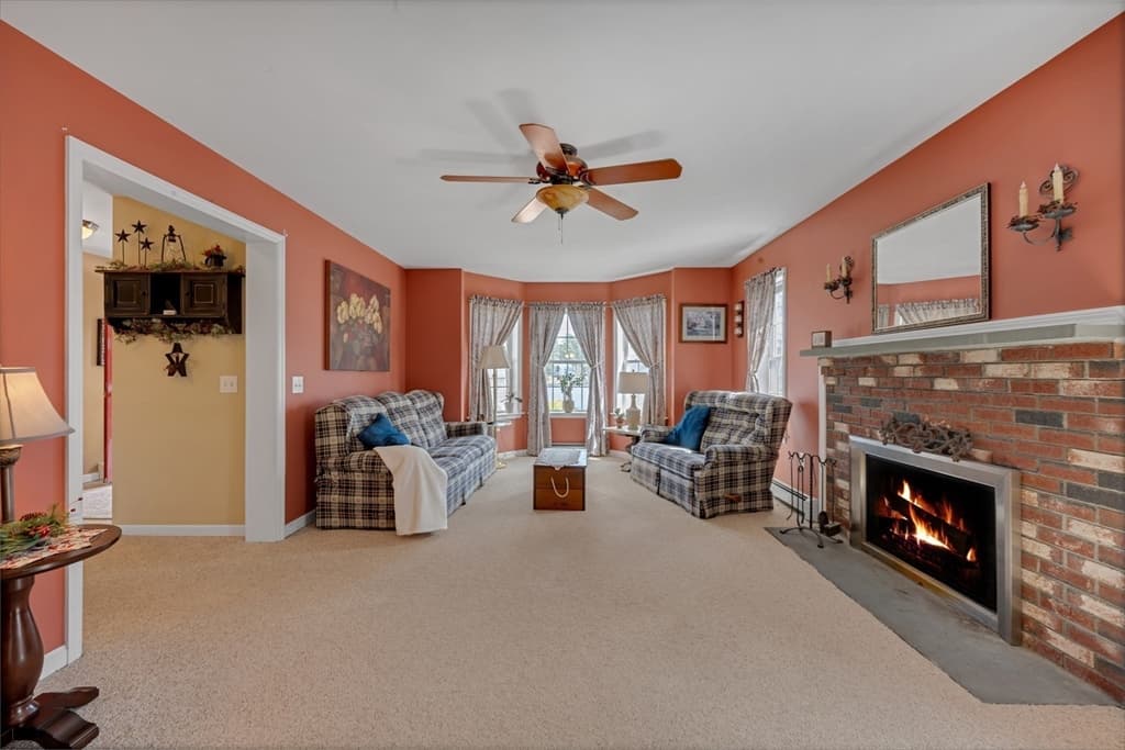 Single Family Residence at 31 Glen Echo Shore Rd, Charlton MA 01507, photo 10 of 36