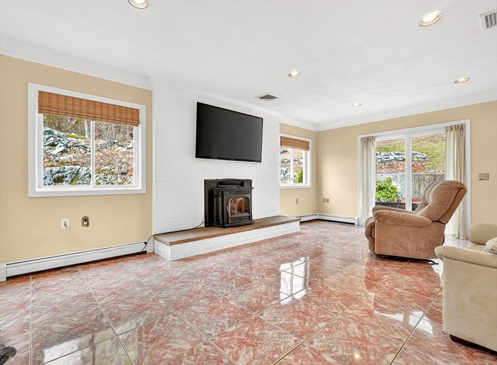 Single Family Residence at 12 Parkway Dr, Saugus MA 01906, Saugus, photo 7 of 42