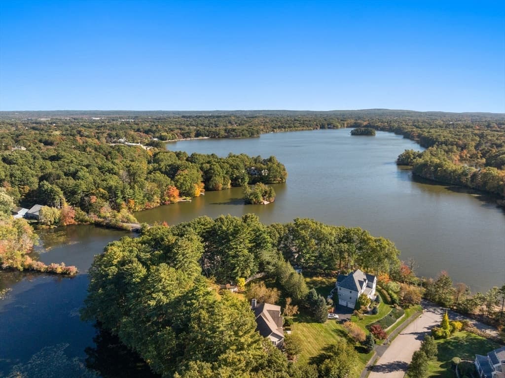 7 Pettee's Pond Lane, Walpole MA 02081