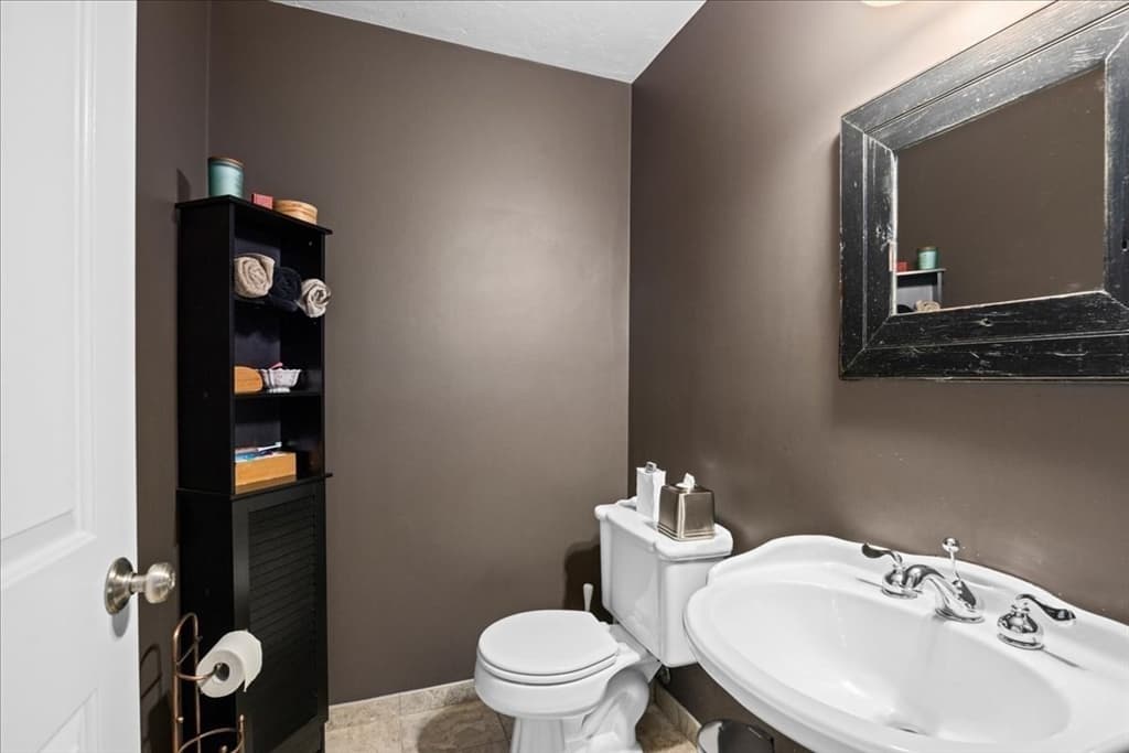 Single Family Residence at 14 Goddard Dr, Auburn MA 01501, Auburn, photo 15 of 41