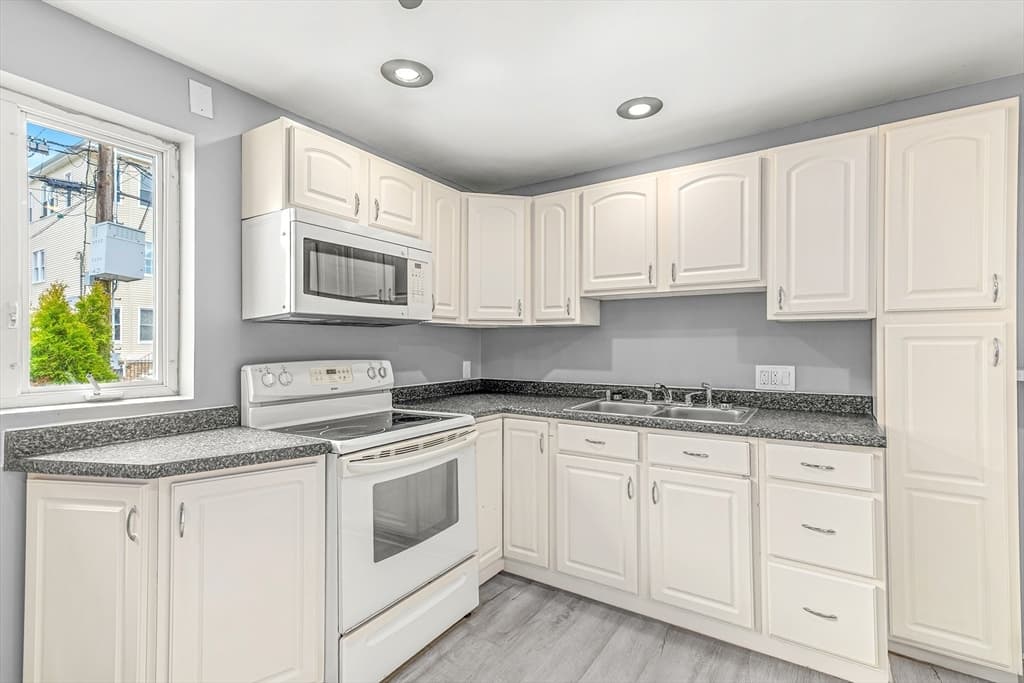 298 Collette St, New Bedford MA 02746 photo 3