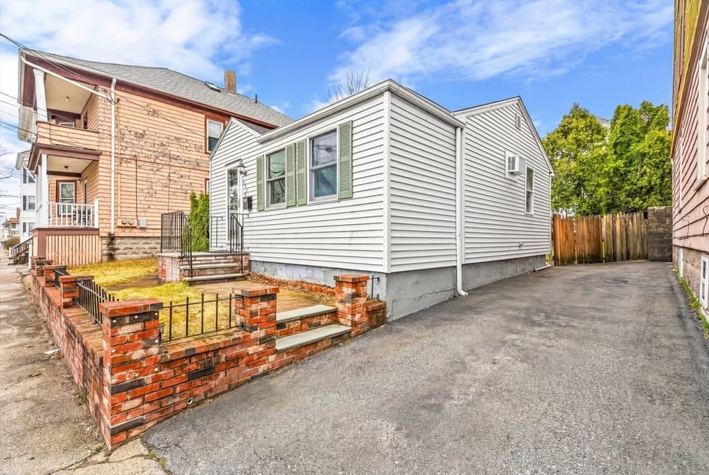 298 Collette St, New Bedford MA 02746 photo 24