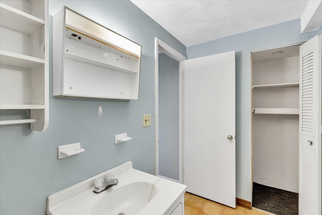Condominium at 119 Grove St # 216, Rockland MA 02370, Rockland, photo 10 of 11