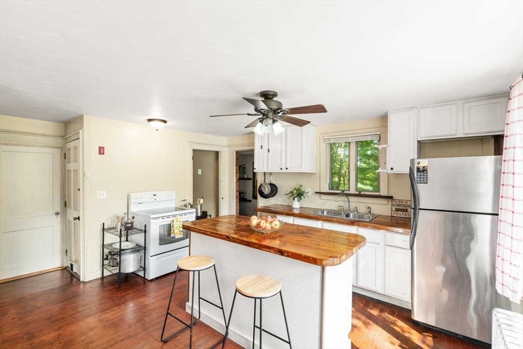 Single Family Residence at 16 Summit Ave, Sturbridge MA 01518, photo 12 of 37
