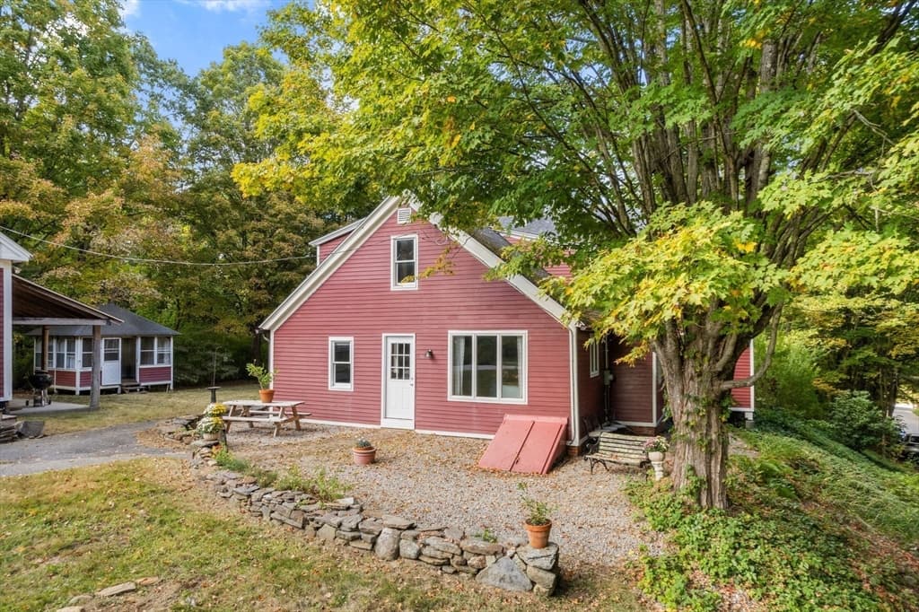 Single Family Residence at 16 Summit Ave, Sturbridge MA 01518, photo 3 of 37