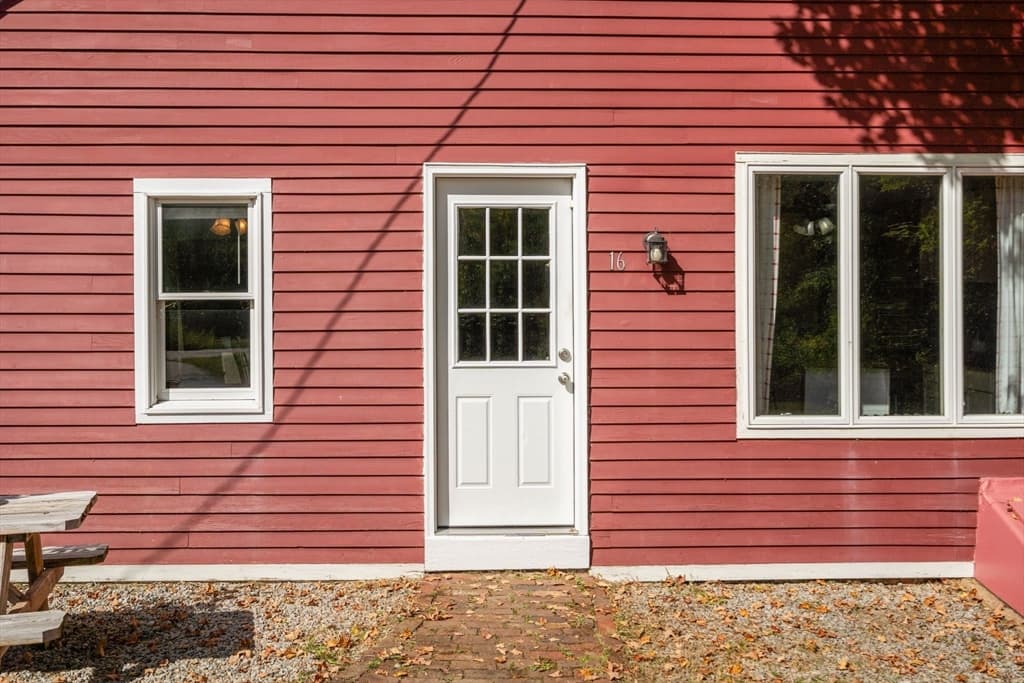 Single Family Residence at 16 Summit Ave, Sturbridge MA 01518, photo 9 of 37