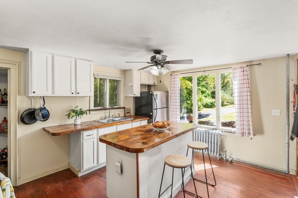 Single Family Residence at 16 Summit Ave, Sturbridge MA 01518, photo 11 of 37