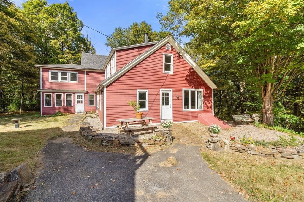 Single Family Residence at 16 Summit Ave, Sturbridge MA 01518, photo 4 of 37