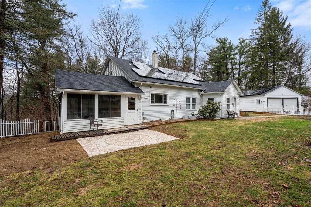 61 E Brimfield Rd, Holland MA 01521