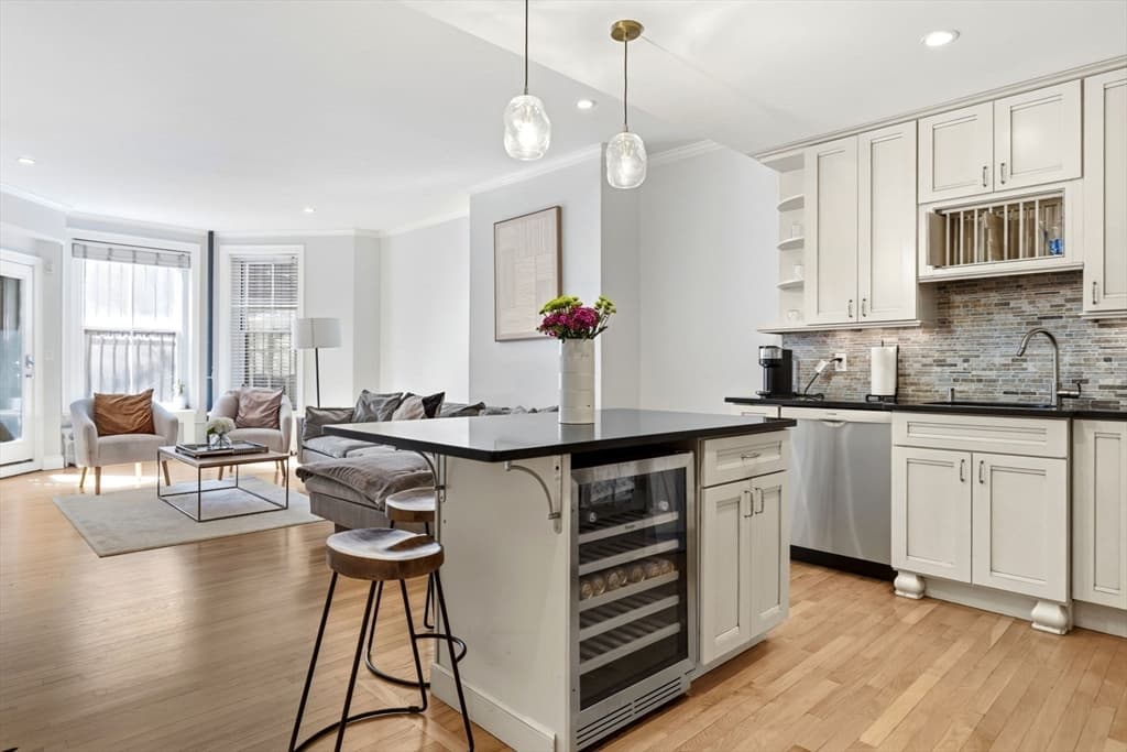 Condominium at 234 Marlborough St # 1, Boston MA 02116, photo 9 of 19