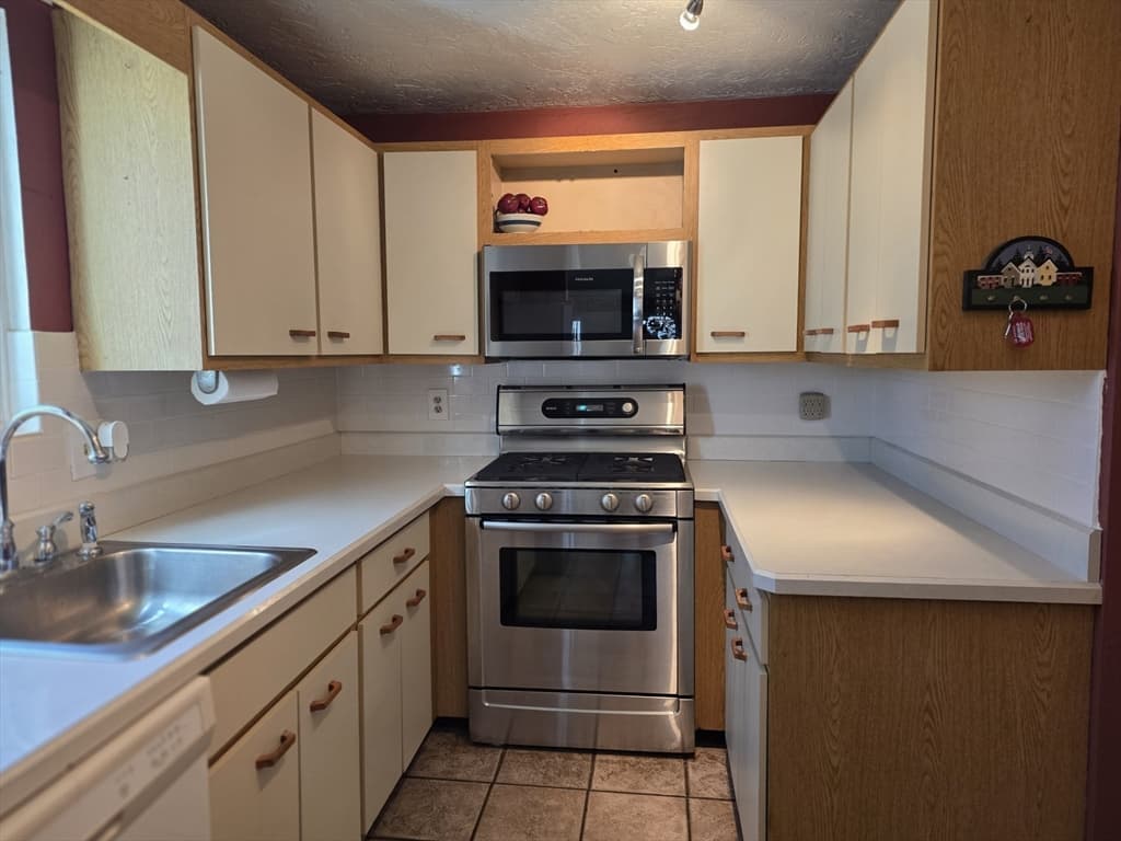 Condominium at 52 Liberty St # C5, Plymouth MA 02360, photo 2 of 29