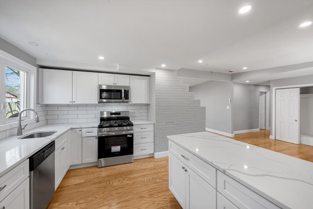 Single Family Residence at 109 Hastings St, Framingham MA 01701, photo 3 of 32