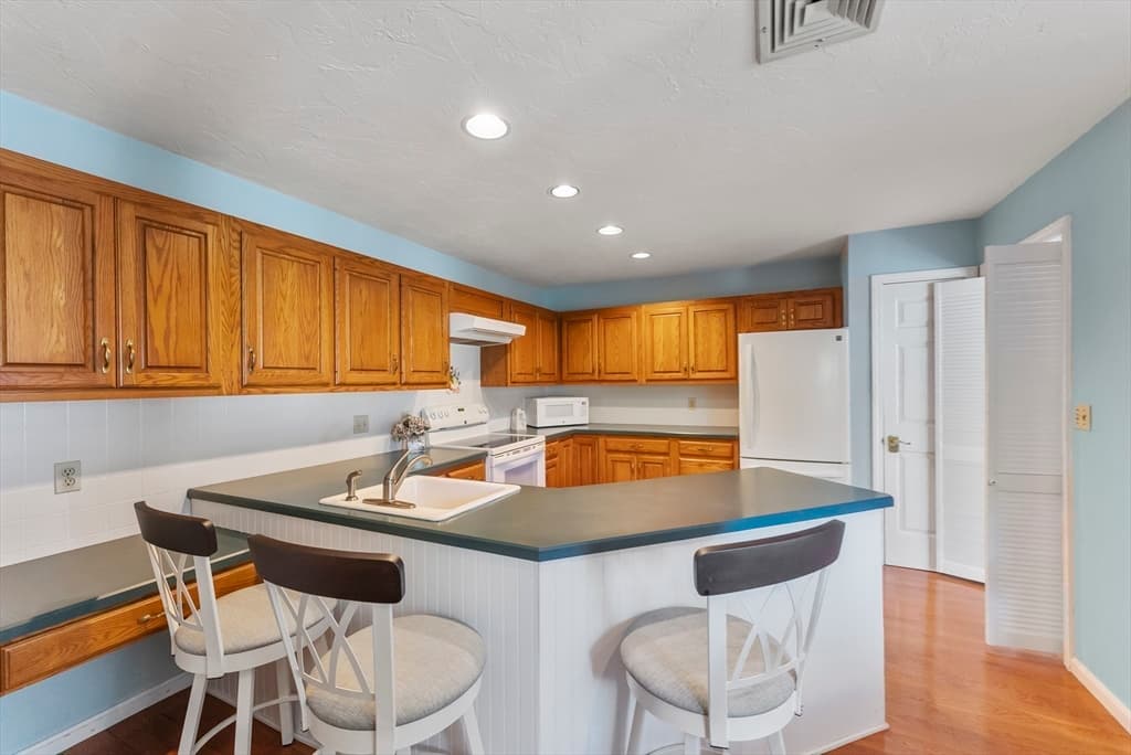 Condominium at 42 Fairway Dr, Plymouth MA 02360, Plymouth, photo 5 of 39
