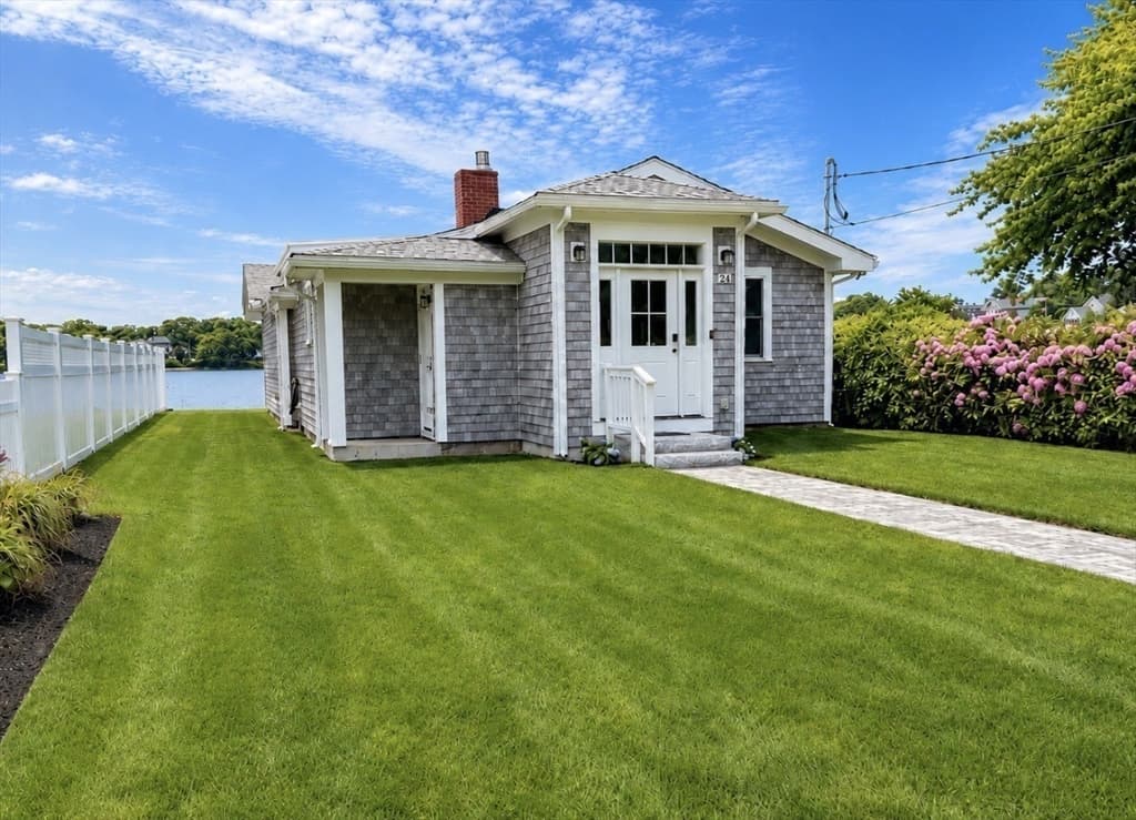 24 Cove St, Wareham MA 02558