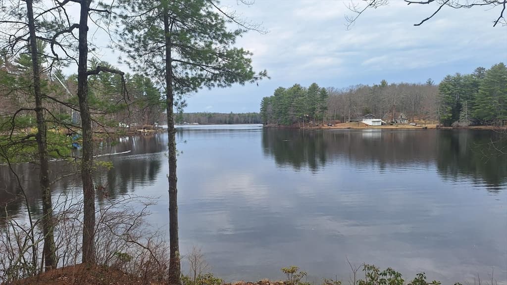 99 Lakeshore Dr, Spencer MA 01562