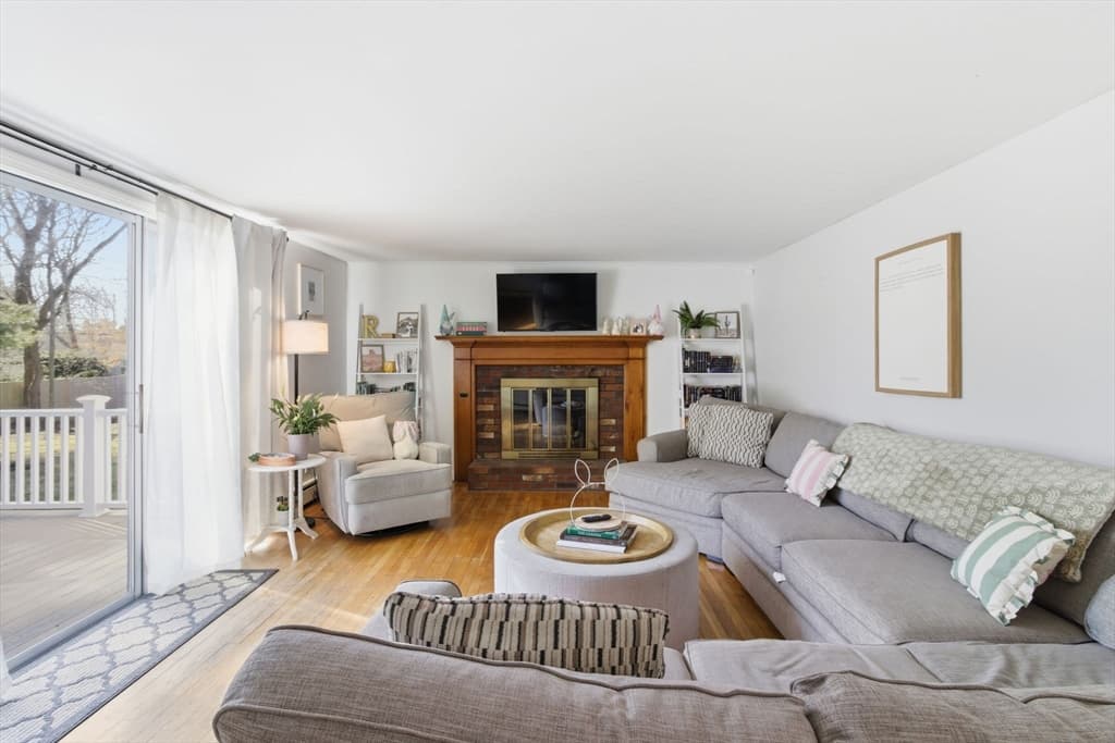Single Family Residence at 38 White Oak Trl, Barnstable MA 02632, photo 7 of 27