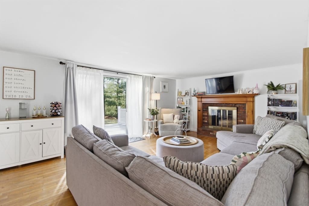 Single Family Residence at 38 White Oak Trl, Barnstable MA 02632, photo 3 of 27