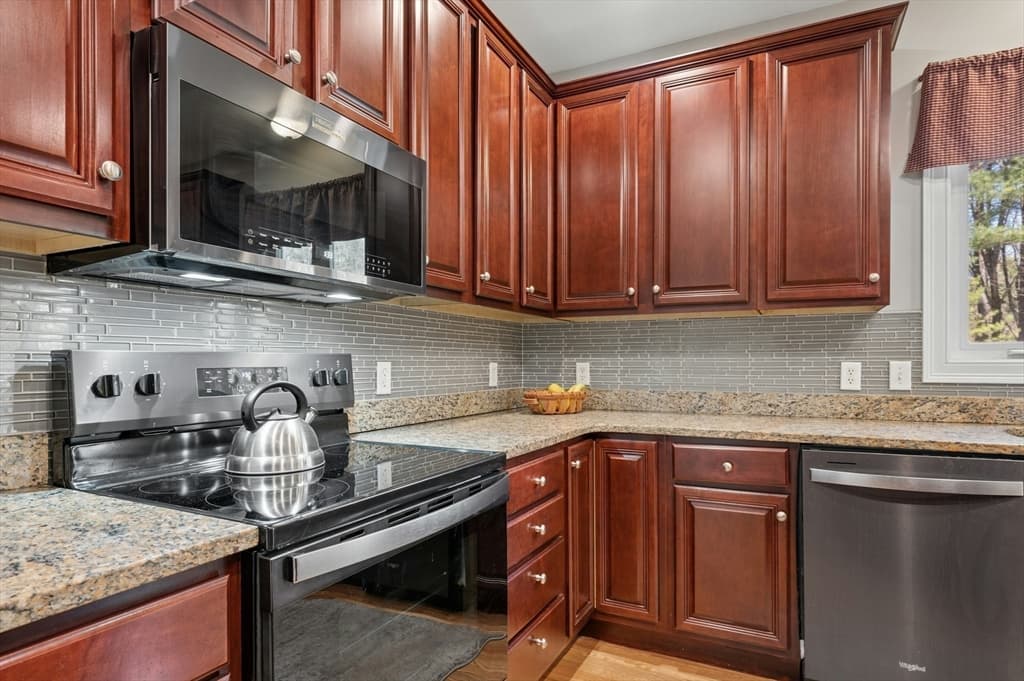 Single Family Residence at 320 Lincoln Circle, Northbridge MA 01534, Northbridge, photo 13 of 42
