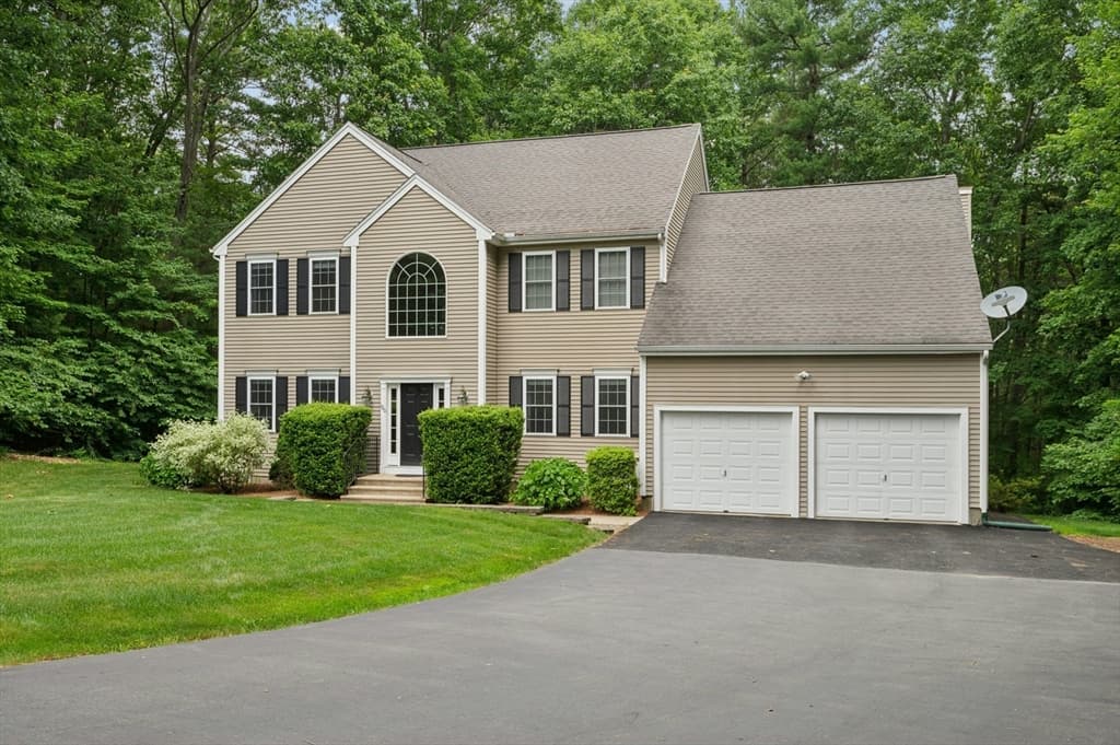 320 Lincoln Circle, Northbridge MA 01534