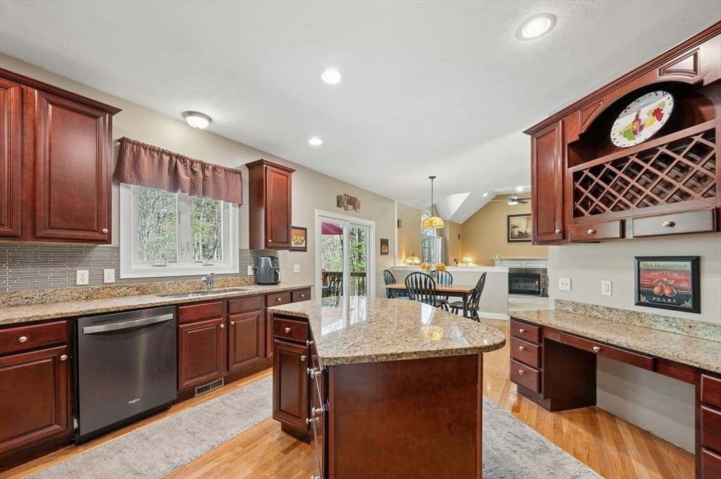 Single Family Residence at 320 Lincoln Circle, Northbridge MA 01534, Northbridge, photo 9 of 42