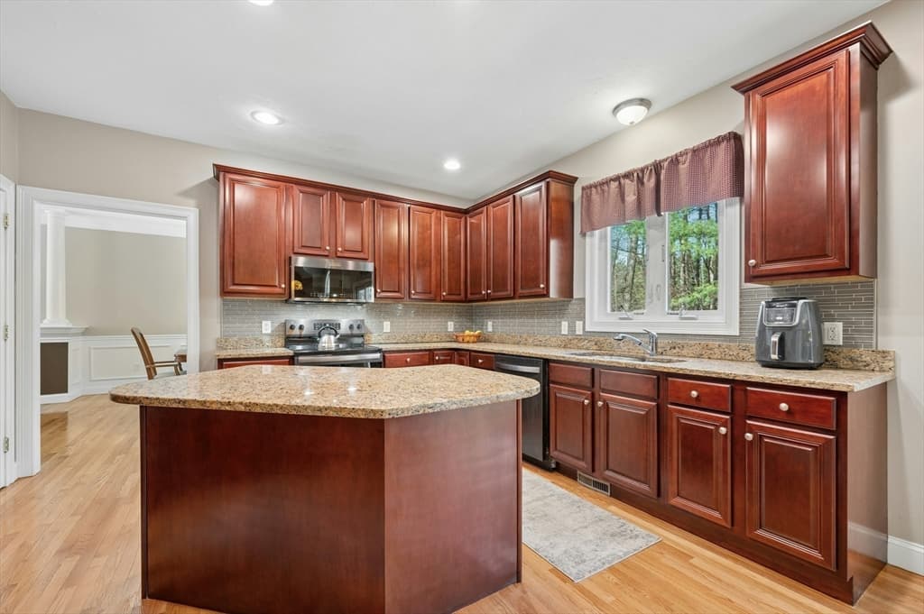 Single Family Residence at 320 Lincoln Circle, Northbridge MA 01534, Northbridge, photo 14 of 42