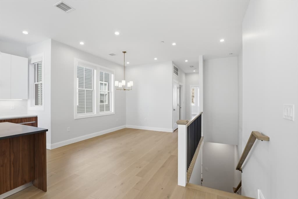 407 E 7th St # 2, Boston MA 02127 photo 33