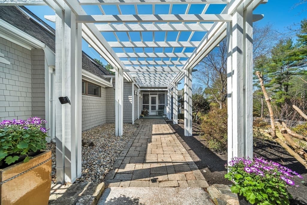 39 Kings Grant Rd, Weston MA 02493 photo 4