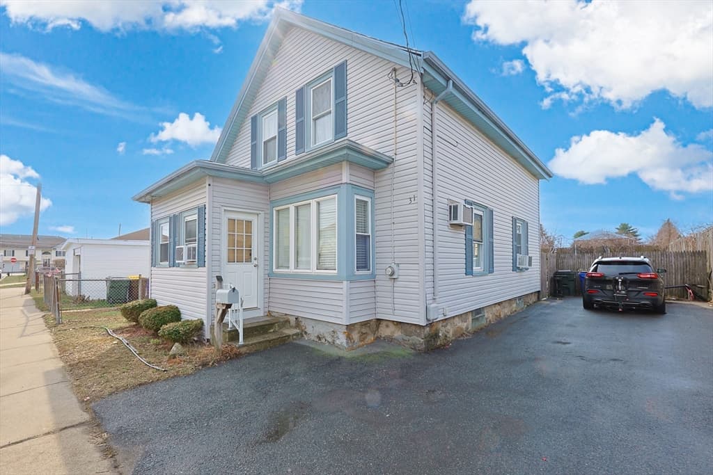 31 Russell St, Fall River MA 02721