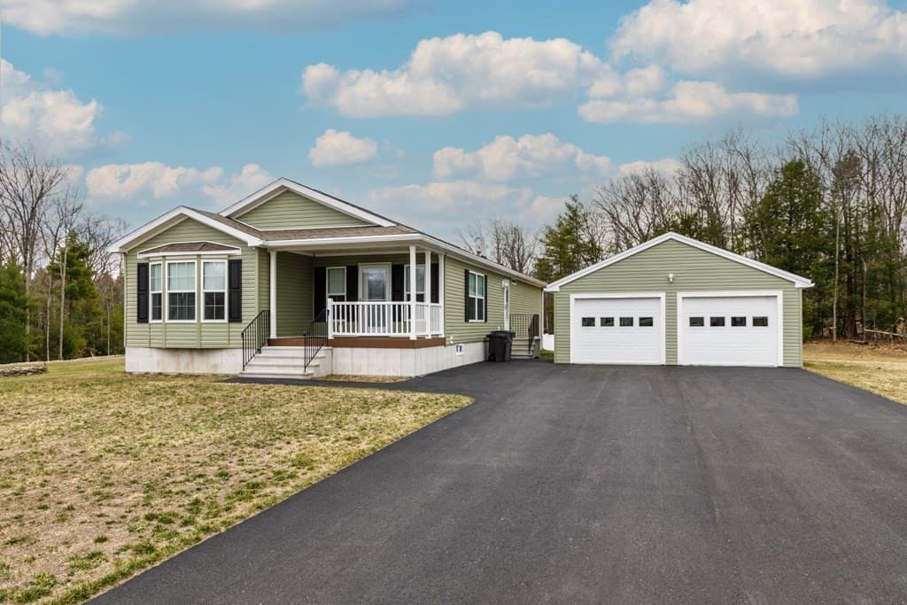 102 Topaz Terrace, Gardner MA 01440