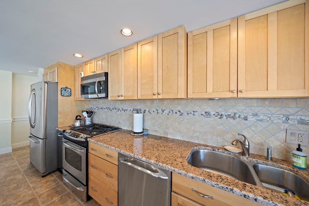 Condominium at 25 Oceanside Drive # 25, Hull MA 02045, photo 6 of 40