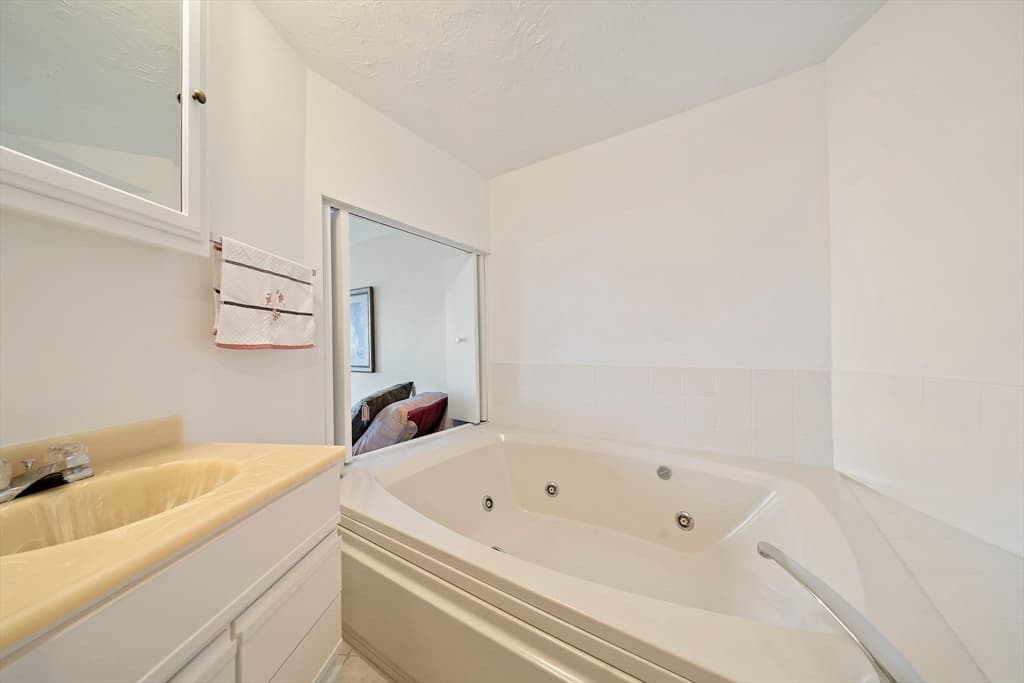 Condominium at 25 Oceanside Drive # 25, Hull MA 02045, photo 22 of 40
