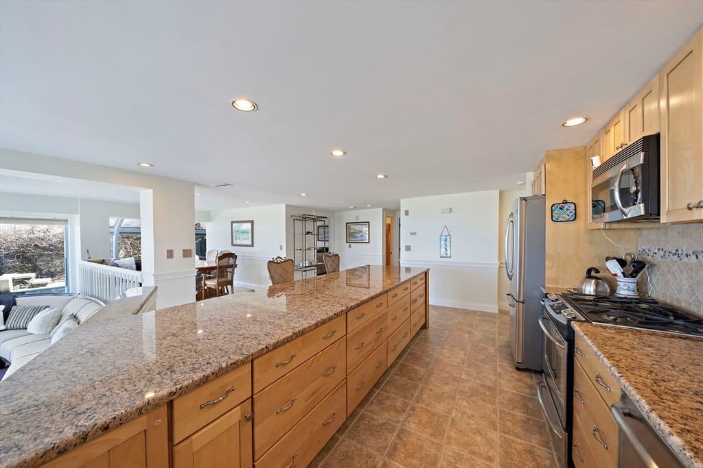 Condominium at 25 Oceanside Drive # 25, Hull MA 02045, photo 7 of 40