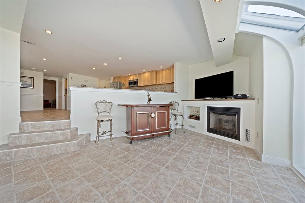 Condominium at 25 Oceanside Drive # 25, Hull MA 02045, photo 9 of 40