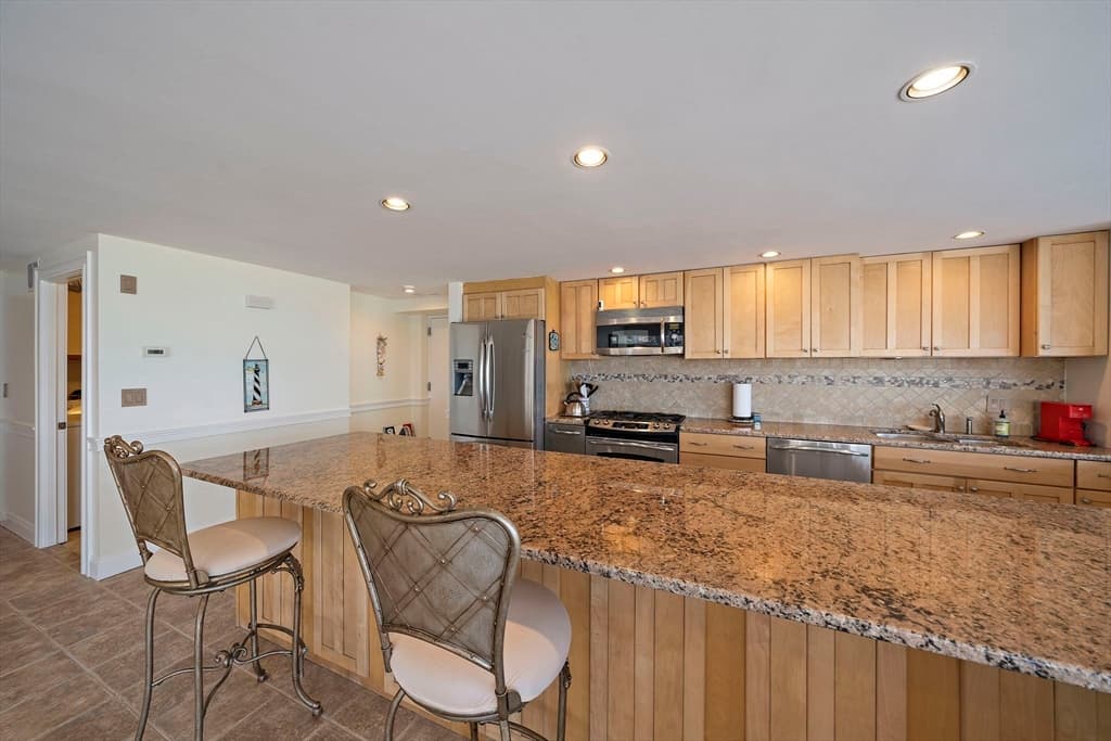 Condominium at 25 Oceanside Drive # 25, Hull MA 02045, photo 4 of 40