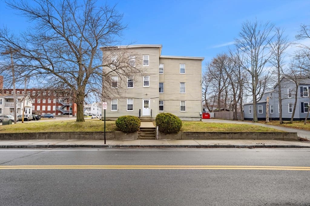 45 Laurel St, Leominster MA 01453