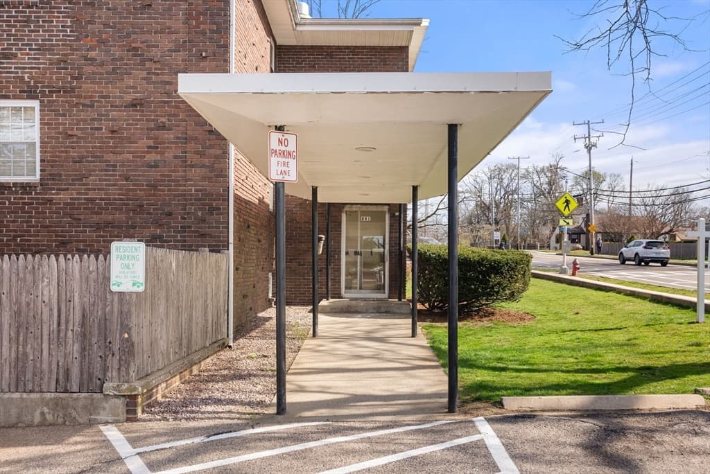 Condominium at 881 Main St # 5, Walpole MA 02081, photo 6 of 27