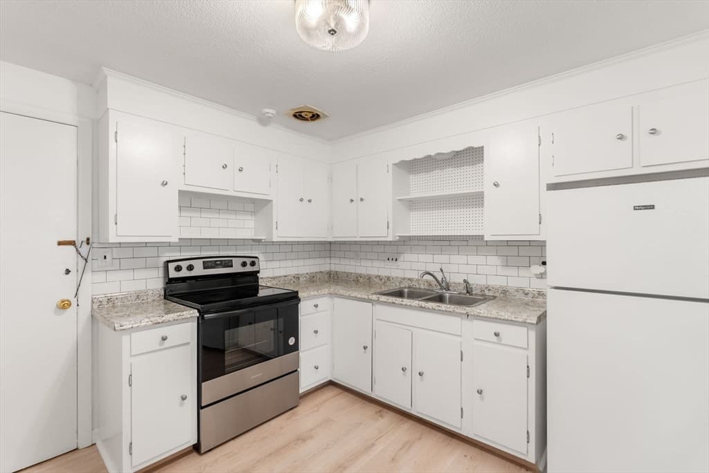 Condominium at 881 Main St # 5, Walpole MA 02081, photo 9 of 27