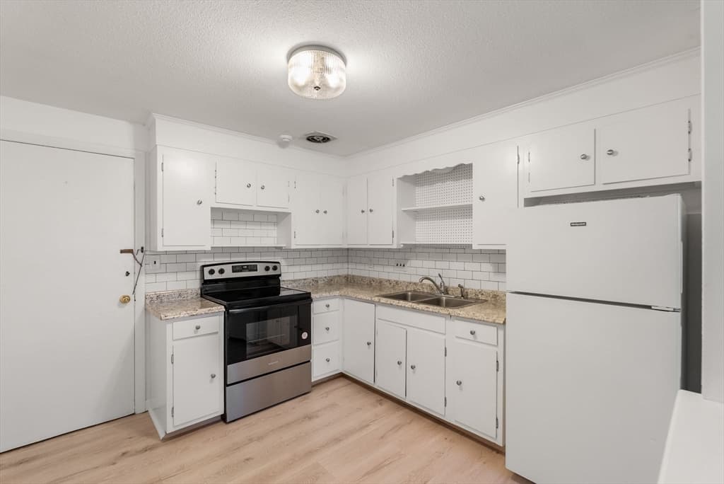 Condominium at 881 Main St # 5, Walpole MA 02081, photo 8 of 27